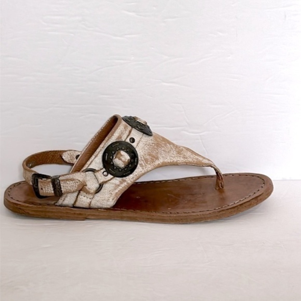 Matisse White and Brown Leather Thong Sandals with Decorative Metal Accents